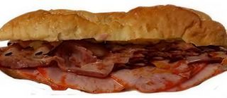 16. Bocadillo De Lomo, Bacón, Queso Y Pimientos Rojos