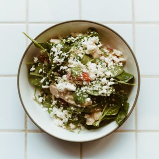 Салат з куркою, шпинатом та молодою бринзою