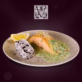 Somon cu sos de spanac și piure dețelină