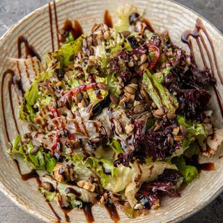 შავი ქლიავის სალათი ჟოლოს სოუსით (350 გრ.)