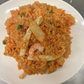 Riso saltato con pomodoro e frutti di mare