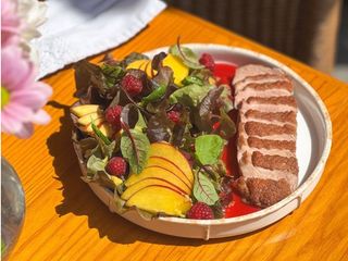 Салат з томленою  качкою під ягідним соусом