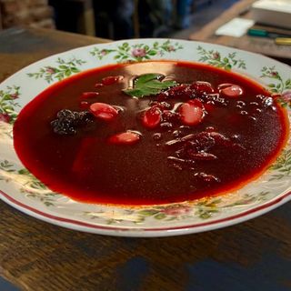 Український борщ з копченою грушею та курячим стегном