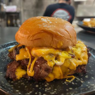 Oklahoma Style Burger + Patatas + Bebida a Elegir