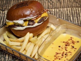 Чизбургер з сирною ванною (440g)