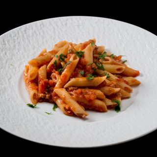 317. Penne con pomodoro, panna e carne