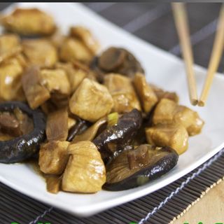 Pl 06 Pollo con funghi e bambù