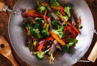 Ternera Con Variados De Verduras Y Hongos