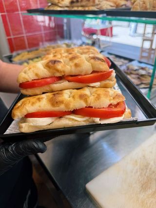 Pan focaccia caprese