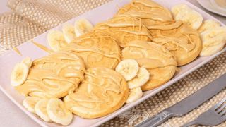Pancakes z Masłem Orzechowym i Bananami