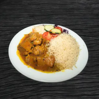 Curry De Cordero Con Arroz Y Ensalada