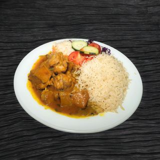 Curry De Cordero Con Arroz Y Ensalada