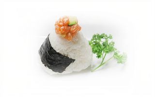 127. Onigiri Salmone Crudo