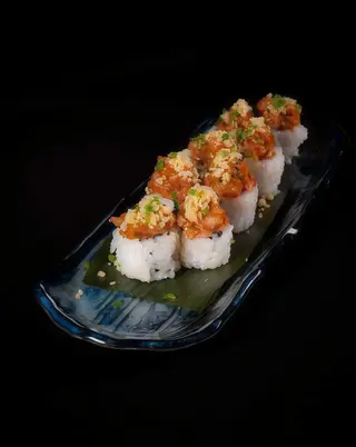 Roll de tartar de atún rojo macerado con migas de tempura [4 piezas]