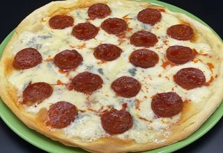 4 Formaggi rossa con salame piccante