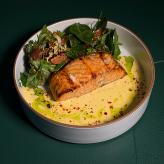 Стейк лосося з сирним соусом та салатом