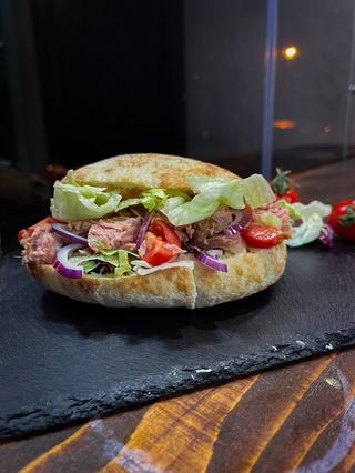 Tuna
  sendvič