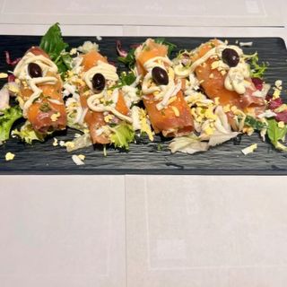 Rollitos de salmón ahumado con gambas y aguacate