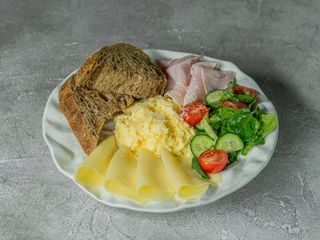 Ніжний скрембл з прошутто котто, гаудою, пармезаном та запашним хлібом