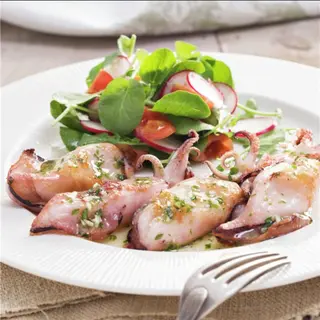 Plato de Chipirones con Ensalada