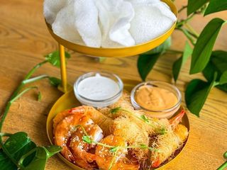 Lekka przystawka z krewetkami i chipsami ryżowymi