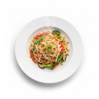 Spaghetti di riso saltati alle verdure