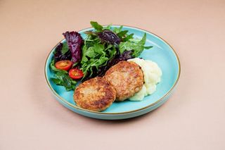 Куриные котлеты на подушке из пюре