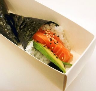 Temaki con salmone e avocado