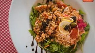 Velika salata s mix žitaricama i pilećim filetom 