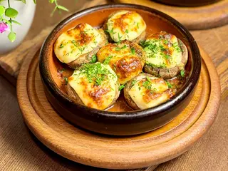 Запечені печериці з сиром сулугуні (250g)