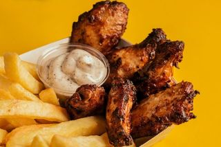 Alette di pollo con patate e bevanda