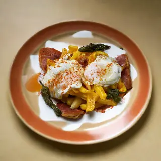 Huevos rotos, patatas, y jamón de bodega