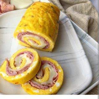 Rollè di frittata con cotto e mozzarella più spinaci 