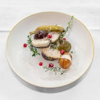 Scomposto di millefoglie con frutti di bosco e gocce di cioccolato