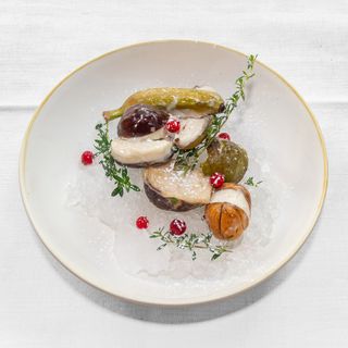 Scomposto di millefoglie con frutti di bosco e gocce di cioccolato