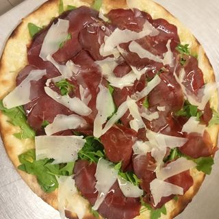Pizza tonda bresaola, rughetta e parmigiano