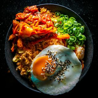 61 - Kimchi fried rice with vegetables, eggs and prawns