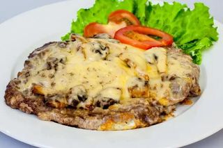 Отбивная с грибами и сыром