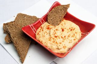 Домашно приготвен хумус с брускети