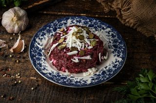 Салат з буряком, насінням гарбуза та чорносливом