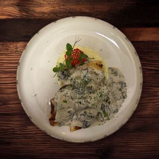 Piept de pui la grătar, sos de ciuperci și cartofi piure 
