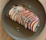 Tostada Con Mantequilla De Cacachuate y Manzana