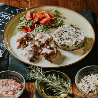 Ficatei de pui cu orez salbatic si salata