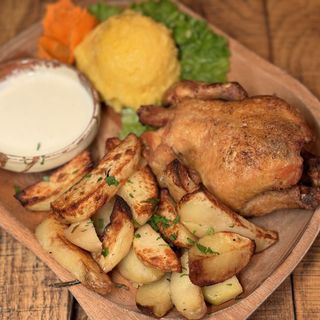 Puișor la ceaun cu mămăligă, mujdei, cartofi aurii.