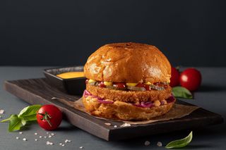 Бургер з курячою котлетою