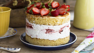 Cheesecake Con Emulsión De Fresas Y Merengue