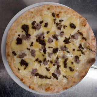 Pizza patate salsiccia e tartufo