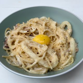 Спагеті карбонара з атлантичним кальмаром та беконом (400 г)