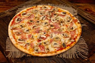 Pizza Prosciutto e Funghi
