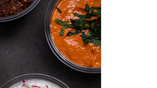 Serek z kremem paprykowym